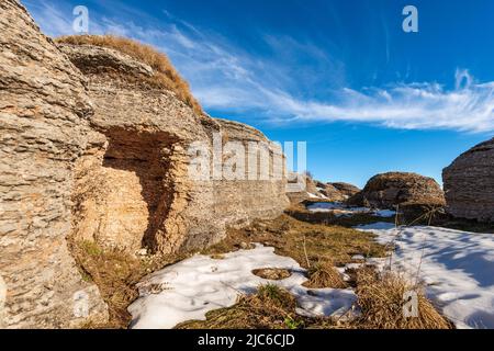Gruppo di formazioni rocciose carsiche sull'Altopiano della Lessinia, Parco Naturale Regionale della Provincia di Verona, Veneto, Italia, Europa. Foto Stock
