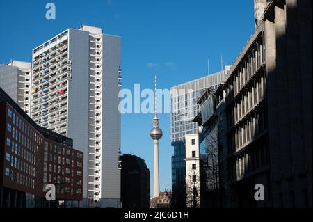 07.03.2022, Berlino, Germania, Europa - guardando Axel-Springer-Strasse a Kreuzberg presso la Torre della Televisione ad Alexanderplatz nel distretto di Mitte. Foto Stock