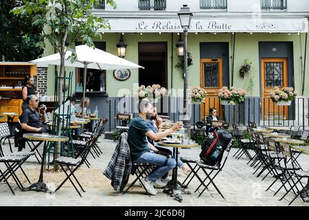 Parigi, Francia. 10th giugno 2022. Illustrazione dei turisti in un ristorante a Montmartre. Ritorno del turismo a Parigi, americani ed europei hanno preso possesso dei distretti turistici della capitale e riempire i monumenti, musei e barche fluviali, 10th giugno 2022 a Parigi, Francia. Photo by Christophe Michel/ABACAPRESS.COM Credit: Abaca Press/Alamy Live News Foto Stock