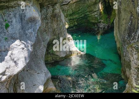 Velika korita Soče nella Grande Gola di Soča, splendida gola con acqua color smeraldo che scorre tra le rocce formatesi in modo unico, il Parco del Triglav Foto Stock