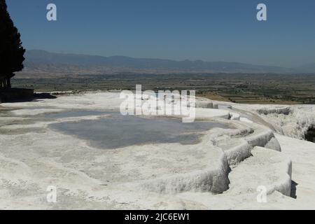 Travertini dell'antica città romana di Hierapolis Foto Stock