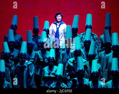 Ann Murray (Child) in l’ENFANT ET LES SORTILEGES alla Royal Opera, Covent Garden, Londra WC2 19/09/1983 musica: Maurice Ravel libretto: Colette Direttore: David Atherton design: David Hockney Lighting: Robert Bryan regista: John Dexter Foto Stock