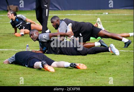 Idris Elba (centro) e Mo Gilligan del mondo XI durante una sessione di allenamento davanti a SoccerAid a Champneys Tring, Wigginton. Data foto: Venerdì 10 giugno 2022. Foto Stock