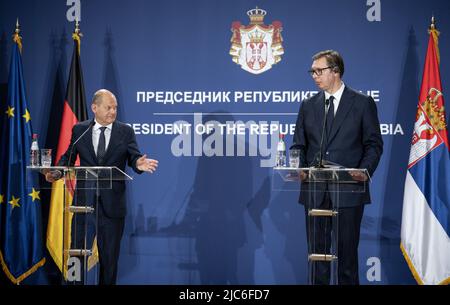 Belgrado, Serbia. 10th giugno 2022. Il cancelliere tedesco OLAF Scholz (SPD) e Aleksander Vucic, presidente della Serbia, hanno tenuto una conferenza stampa dopo i colloqui. Credit: Michael Kappeler/dpa/Alamy Live News Foto Stock