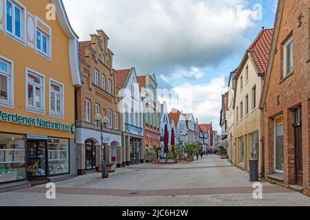 Verden, bassa Sassonia, Germania - 05 ottobre 2019: Via dello shopping Große Strasse nel centro di Verden. Foto Stock