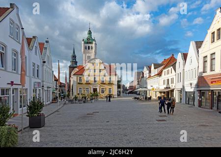 Verden, bassa Sassonia, Germania - 05 ottobre 2019: Municipio nella via dello shopping Große Strasse nel centro di Verden. Foto Stock