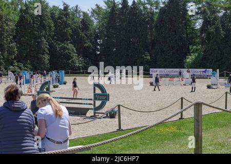 La folla si gode il sole e il British Show Jumping Senior Season Opener alla Bicton Arena, Devon, Regno Unito. Credito: Will Tudor/Alamy Foto Stock