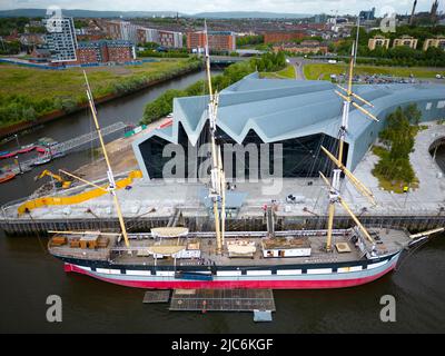 Veduta aerea del Riverside Museum of Transport sul fiume Clyde a Glasgow, Scozia, architetto Zaha Hadid. Foto Stock
