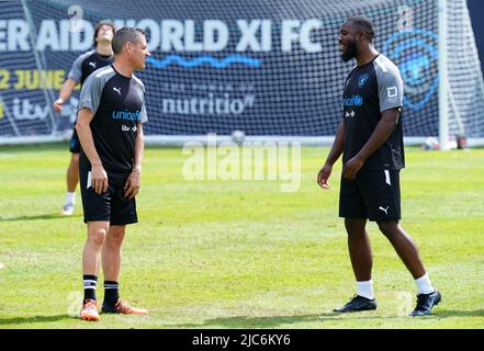 World XI's Mo Gilligan (a destra) durante una sessione di allenamento davanti a SoccerAid a Champneys Tring, Wigginton. Data foto: Venerdì 10 giugno 2022. Foto Stock