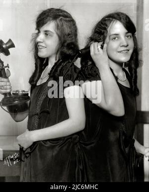 Daisy e Violet Hilton. Artisti nati in inglese, che sono stati riuniti gemelli e sono stati esposti in Europa come bambini, e anche girato gli Stati Uniti sideshow, vaudeville e circuiti burlesque americani, circa 1926. Riferimento file n. 34145-871 Foto Stock