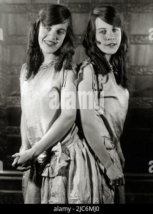 Daisy e Violet Hilton. Artisti nati in inglese, che sono stati riuniti gemelli e sono stati esposti in Europa come bambini, e anche girato gli Stati Uniti sideshow, vaudeville e circuiti burlesque americani, circa 1927. Riferimento file n. 34145-872 Foto Stock