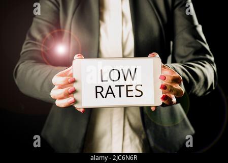 Tasso basso della didascalia concettuale. Business Concept Un costo di un articolo o servizio che è usualy al suo più piccolo prezzo Clipboard disegno con Checklist Foto Stock