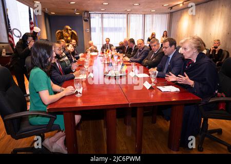 Boston, Stati Uniti. 10th giugno 2022. Il sindaco di Boston Michelle Wu e la principessa Astrid del Belgio un incontro al municipio di Boston, durante una Missione economica belga negli Stati Uniti d'America, venerdì 10 giugno 2022. Dal 4th al 12th giugno una delegazione con la Principessa e vari Ministri visiterà Atlanta, New York e Boston. BELGA PHOTO LAURIE DIEFFEMBACQ Credit: Belga News Agency/Alamy Live News Foto Stock