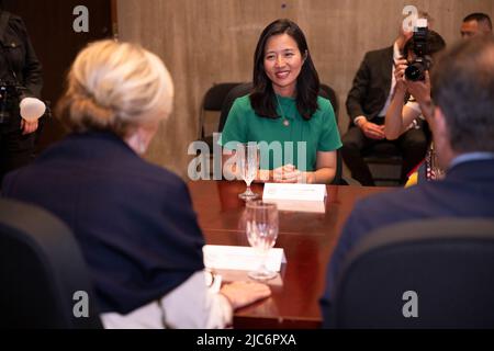 La principessa Astrid del Belgio e il sindaco di Boston Michelle Wu hanno ritratto durante un incontro al municipio di New York, durante una Missione economica belga negli Stati Uniti d'America, mercoledì 08 giugno 2022. Dal 4th al 12th giugno una delegazione con la Principessa e vari Ministri visiterà Atlanta, New York e Boston. BELGA PHOTO LAURIE DIEFFEMBACQ Foto Stock