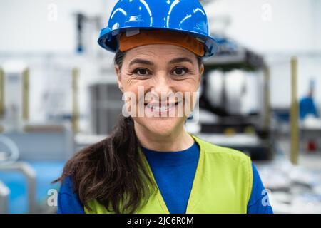 Ingegnere donna che lavora all'interno di una fabbrica robotica - concetto di industria tecnologica Foto Stock