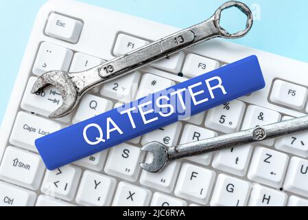 Tester QA per visualizzazione concettuale. Parola scritta sulla garanzia di qualità di un progetto in corso prima dell'implementazione -48972 Foto Stock