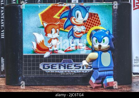 Figurina LEGO Sonic accanto alla cartuccia Sonic The Hedgehog 2, con effetto vernice sulla foto (stato NC, 2022) Foto Stock