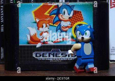 Un marchio sega blu Sonic the Hedgehog peluche giocattolo seduto su un  lenzuolo Foto stock - Alamy