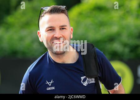 Huddersfield, Regno Unito. 10th giugno 2022. L'arbitro Liam Moore arriva al John Smith's Stadium prima della partita di questa sera a Huddersfield, Regno Unito, il 6/10/2022. (Foto di James Heaton/News Images/Sipa USA) Credit: Sipa USA/Alamy Live News Foto Stock