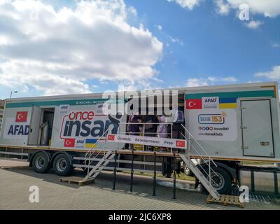 Lviv, Ucraina, 4 aprile 2022. Un camion di un'organizzazione di beneficenza turca offre pasti gratuiti agli ucraini colpiti dalla guerra. Camion di disastro ed emerge Foto Stock