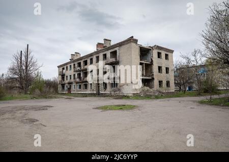 Ucraina, regione di Donetsk, abbattuto edificio a causa della guerra, nella foto 24.04.2021 (CTK Photo/Vojtech Darvik Maca) Foto Stock