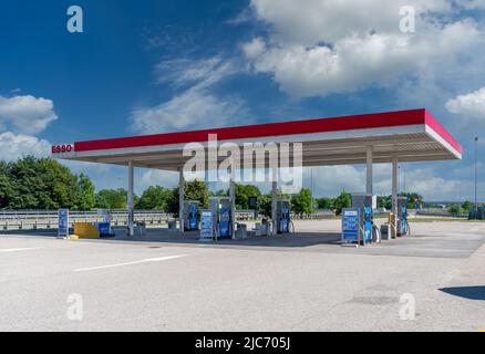 Torino, Italia - 10 giugno 2022: Stazione di benzina esso sull'autostrada Torino - Savona con espositori ad alto prezzo di carburante, esso è un marchio del petrolio mondiale i. Foto Stock