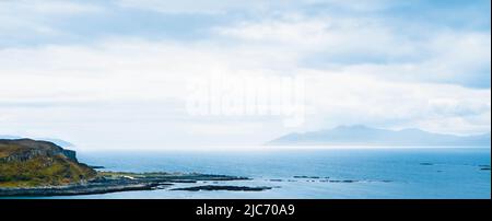 Vista sul mare con un fascio di luce di fronte all'isola di Skye, Scozia. Foto Stock