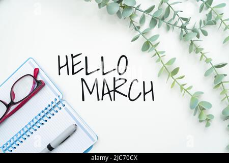 Didascalia concettuale Ciao marzo. Concetto di business composizione musicale di solito in duple o quadruple con beat flashy School Office Supplies, insegnamento Foto Stock