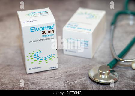 Scatola di farmaci di Elvanse contenente Lisdesamfetamine per il trattamento del disturbo da deficit di attenzione e iperattività, su un tavolo e in background differen Foto Stock