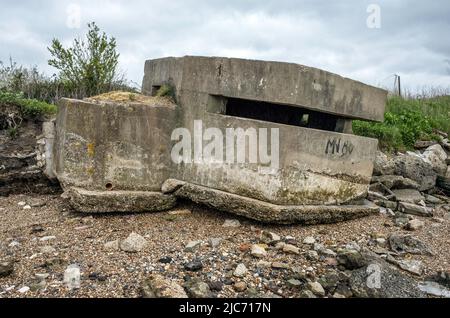 Abbandonato WW2 pillbox sulla riva nord del Tamigi, vicino Tilbury, Essex. Foto Stock