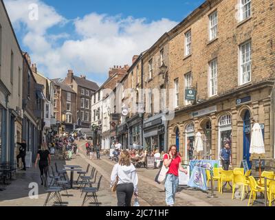 Persone che camminano lungo Elvet Bridge nel centro di Durham, Co. Durham, Inghilterra, Regno Unito Foto Stock