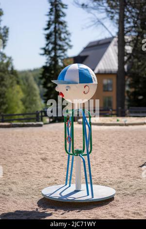 Un vecchio carosello in piedi da solo in un parco pubblico a Jyväskylä in una giornata di sole Foto Stock