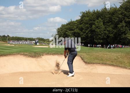 Londra, Regno Unito. 10th giugno 2022. L'American Phil Mickelson esce dal bunker durante il secondo round dell'evento inaugurale LIV Golf al Centurion Club di Hertfordshire venerdì 10 giugno, 2022.The evento è 12 squadre di quattro giocatori che competono oltre 54 buche per un premio di $ 25million dollari per la squadra vincente. Foto di Hugo Philpott/UPI Credit: UPI/Alamy Live News Foto Stock