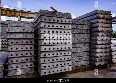 Pila di lastre di cemento armato fabbricate in fabbrica. Foto Stock