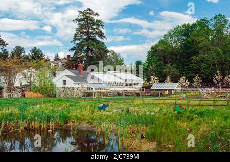 Un gruppo di serre a Stevens-Coolidge casa e giardino. L'immagine è stata acquisita su pellicola analogica. Nord Andover, Massachusetts Stati Uniti Foto Stock