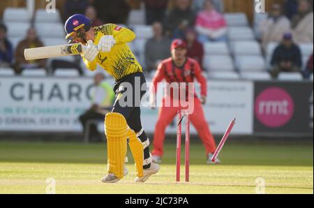 Graham Clark di Durham è stato inseguito nella prima palla degli inning da Lancashire Lightning's Liam Hurt durante la partita di gruppo Vitality Blast T20 North al Seat Unique Riverside, Chester-le-Street. Data foto: Venerdì 10 giugno 2022. Foto Stock