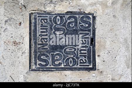 RIO DE JANEIRO, BRASILE - 5 GIUGNO 2022: Copertura botola di accesso gas sul marciapiede nel quartiere di Itanhanga Foto Stock