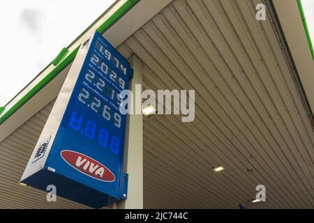 Schermata del prezzo del carburante in una stazione di servizio OMV in Austria Foto Stock