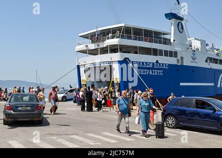 AEGINA, Grecia, - Maggio 2022: Persone che scenderanno da Atene dopo essere arrivate sull'isola di Aegina Foto Stock