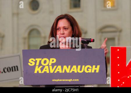 Harris (D-Cal.) parla ad un raduno per opporsi alla nomina di Brett Kavanaugh alla Corte Suprema il 4 ottobre 2018. Foto Stock