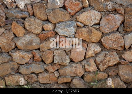 Il vecchio muro di pietra realizzata con blocchi di forma irregolare e lo  sfondo della finestra texture Foto stock - Alamy