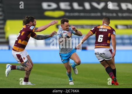 Richie Myler #16 di Leeds Rhinos è affrontato da Tui Loohea e Chris McQueen Foto Stock