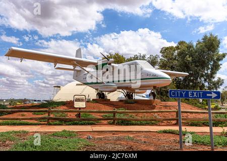 Un velivolo Nomad del Royal Flying Doctor Service in mostra all'Aeroporto di Broken Hill Foto Stock