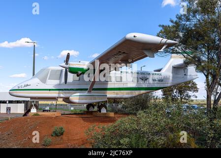 Un velivolo Nomad del Royal Flying Doctor Service in mostra all'Aeroporto di Broken Hill Foto Stock