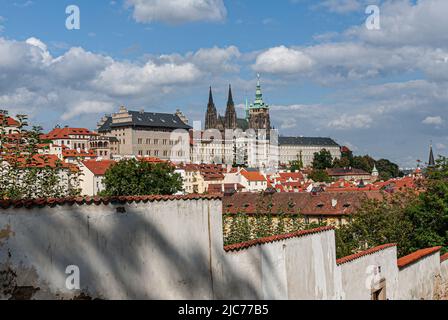 Vista su Mala Strana fino alla Cattedrale di San Vito. Praga, Repubblica Ceca. 09/2007 Foto Stock