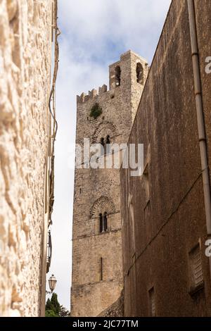 Monumenti architettonici della Torre del Re Federico e del Duomo reale di Erice, Italia Foto Stock