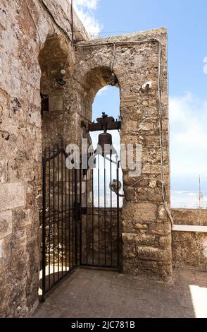Monumenti architettonici della Torre del Re Federico e del Duomo reale di Erice, Italia Foto Stock
