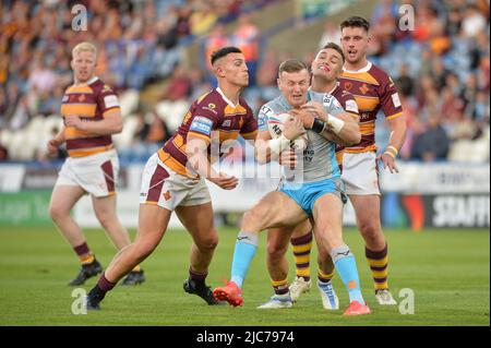 Huddersfield, Regno Unito. 10th giugno 2022 - Harry Newman (3) di Leeds Rhinos affrontato da Danny Levi (9) e Owen Trout (17) di Huddersfield Giants Rugby League Betfred Super League Huddersfield Giants vs Leeds Rhinos al John Smith's Stadium, Huddersfield, UK Dean Williams credito: Dean Williams/Alamy Live News Foto Stock