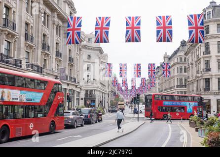 Queen Elizabeth Platinum Jubilee - autobus di Londra e decorazioni stradali con Union Jack Flags su Regent Street, Central London UK Foto Stock