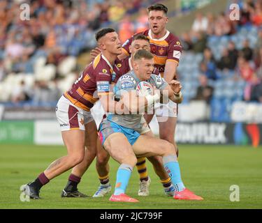 Huddersfield, Regno Unito. 10th giugno 2022 - Harry Newman (3) di Leeds Rhinos affrontato da Danny Levi (9) e Owen Trout (17) di Huddersfield Giants Rugby League Betfred Super League Huddersfield Giants vs Leeds Rhinos al John Smith's Stadium, Huddersfield, UK Dean Williams credito: Dean Williams/Alamy Live News Foto Stock